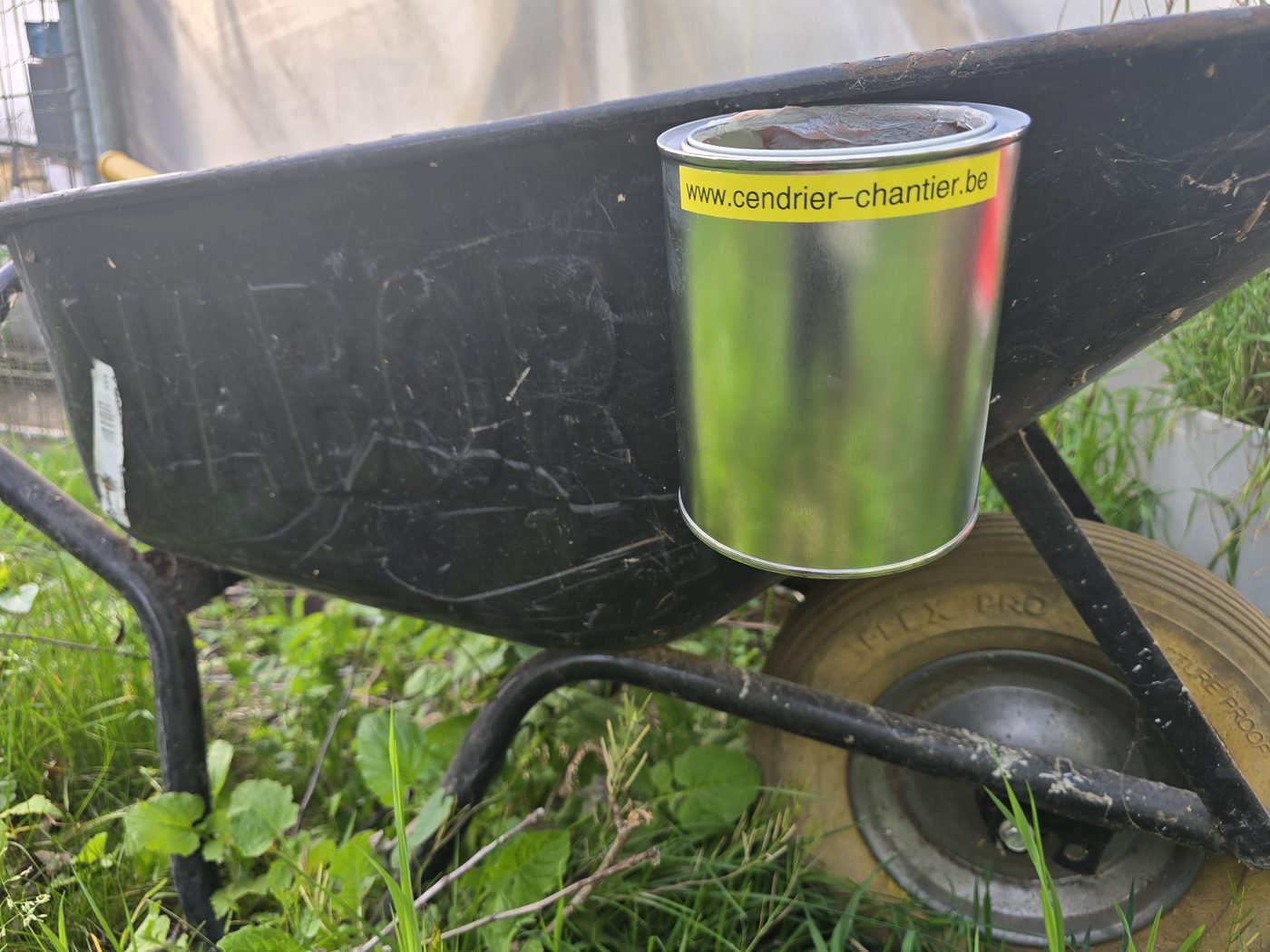 Cendrier-chantier op een kruiwagen